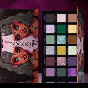 Unearthly Cosmetics Not normal eyeshadow palette